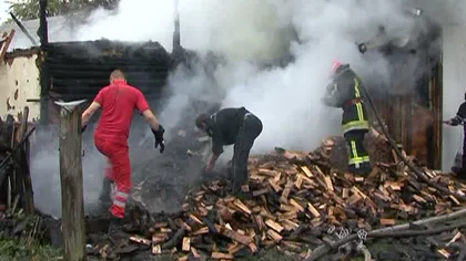 Incendiu într-o gospodărie din Gura Humorului: flăcările au cuprins acoperişul unei case VIDEO