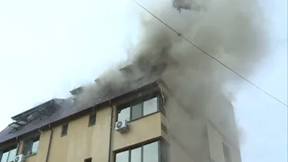Incendiu de proporţii în Capitală, la mansarda unui bloc VIDEO