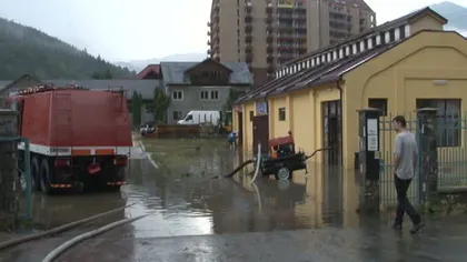Prăpăd în Prahova: Gospodării inundate, după o ploaie torenţială VIDEO