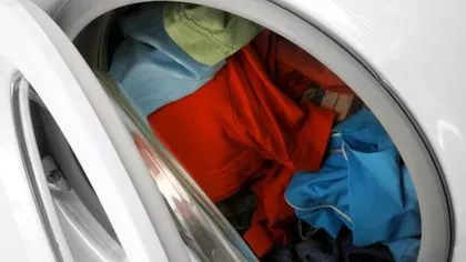 PERICOLUL din maşina de spălat: Cum ne pot îmbolnăvi hainele 