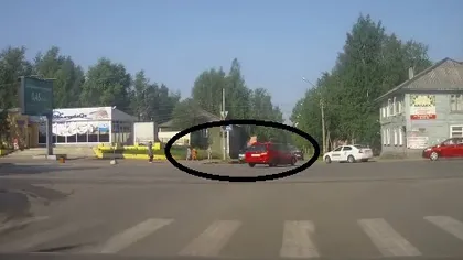Accident GROAZNIC pe o stradă din Rusia. Trei femei, lovite în plin pe trotuar VIDEO
