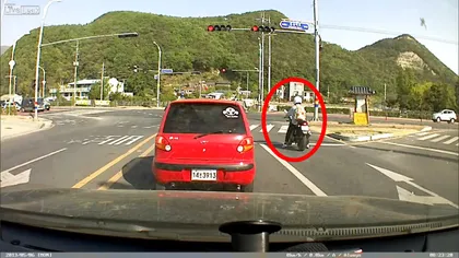 La asta nu se aştepta: Vezi ce a păţit un MOTOCICLIST care stătea la SEMAFOR VIDEO