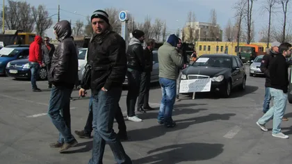 Protest la Hunedoara. Şoferii sunt indignaţi că nu mai pot înmatricula maşini fără taxa de mediu