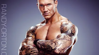 Uriaşul Randy Orton a fost atacat în ring de un fan şi lovit puternic în testicule VIDEO
