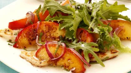 REŢETA ZILEI: Salată de nectarine cu halloumi