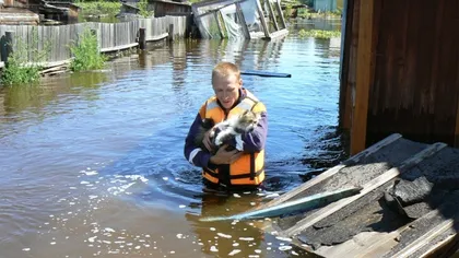 Apele devastează Rusia: 100.000 de persoane ar putea fi evacuate din cauza inundaţiilor