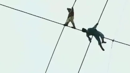 Spectacol la înălţime în China. A mers 500 de metri pe o sârmă, deasupra apei VIDEO