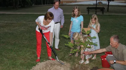 Principesa Margareta şi ambasadorul Martin Harris au plantat un stejar în onoarea prinţului George