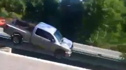 Uimitor: Un şofer a supravieţuit după ce a plonjat cu maşina de pe un pod VIDEO