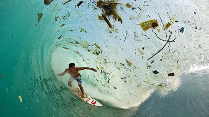 Sporturi neconvenţionale: Un indonezian face surf pe ... munţi de gunoaie
