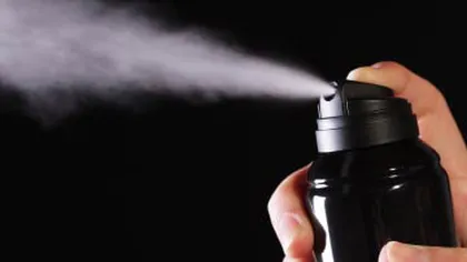 Deodorantele ne pot ÎMBOLNĂVI: Ce afecţiuni grave pot provoca spray-urile