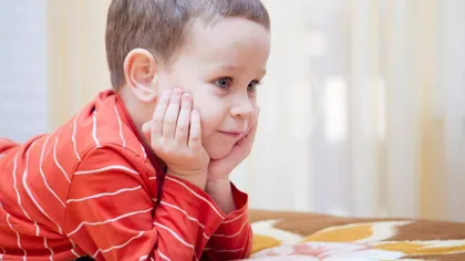 Suferinţă cumplită a unui băiat de 4 ani: Copilul nu are voie să râdă sau să plângă