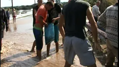 Inundaţii în Galaţi. Oamenii au ieşit pe străzi pentru a strânge peştii VIDEO