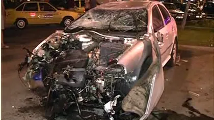 Accident SPECTACULOS: Trei tineri BEŢI s-au rostogolit cu maşina de mai multe ori, în Capitală VIDEO