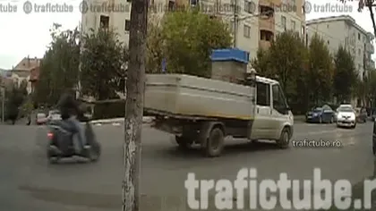 Un scuterist neatent se izbeşte violent de o maşină VIDEO