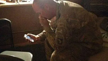Moment emoţionant: Un soldat din Afganistan a urmărit pe internet naşterea fiicelor sale