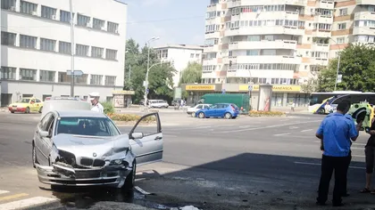 Accident la Bacău. Un şofer beat mort a făcut praf două maşini şi a fugit de la locul faptei