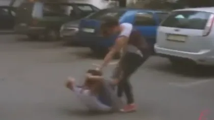 Două tinere s-au bătut cu bestialitate în Capitală, sub privirile prietenilor care filmau şi râdeau VIDEO