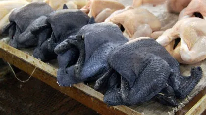 Ai mânca aşa ceva? Găinile cu pielea şi organele NEGRE, delicatesă în China. Află ce gust au FOTO