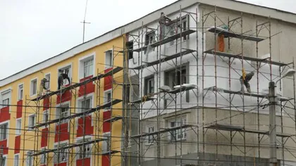 Un muncitor a murit după ce a căzut de la etajul 10 al unui bloc care era reabilitat termic VIDEO