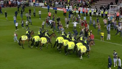 Haos pe terenul de fotbal: Fanii s-au luat la bătaie, după meci VIDEO