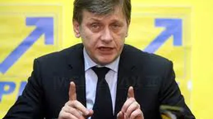 Antonescu, de acord cu propunerea lui Băsescu în privinţa câinilor: Măcar o luăm pe o cale