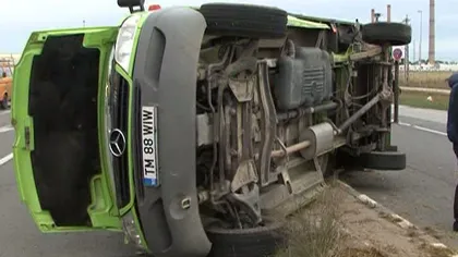 Accident spectaculos: O camionetă cu oi s-a răsturnat pe şosea VIDEO