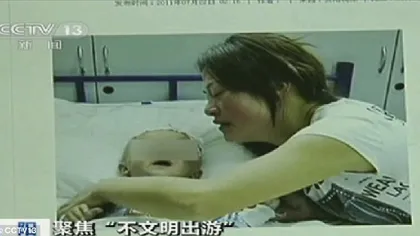 ŞOCANT: Cum a MUTILAT maimuţa un bebeluş chiar sub ochii mamei lui
