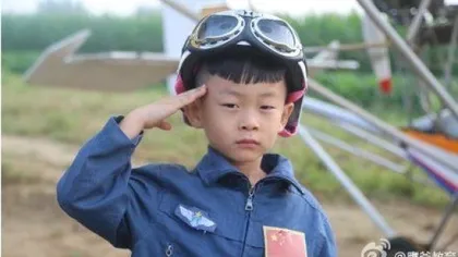 Cel mai tânăr pilot de avion din lume are 5 ani. Tatăl îl supune unui program inuman de pregătire