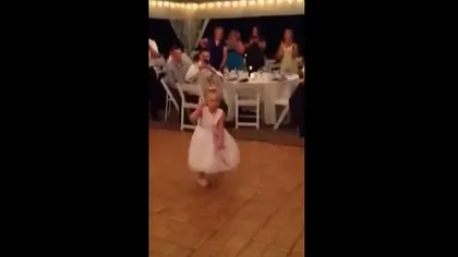Gangnam Style revine: O fetiţă a uimit invitaţii la o nuntă cu dansul său VIDEO