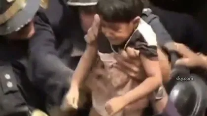 Clădirea de 5 etaje prăbuşită în India: O fetiţă a fost salvată de sub dărâmături, după 11 ore VIDEO