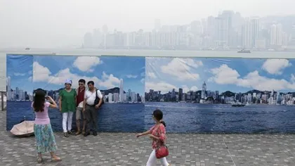 La ce duce POLUAREA EXTREMĂ: Cum sunt nevoiţi să se pozeze turiştii din Hong Kong FOTO