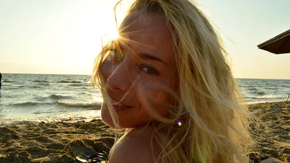 Laura Cosoi, super-sexi în costum de baie, la plajă în Grecia