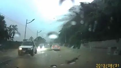Momentul şocant în care o maşină a fost aproape zdrobită de un bolovan VIDEO