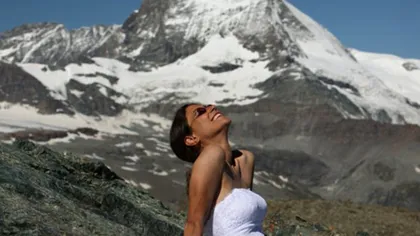 O mireasă în jurul lumii. O femeie a pozat în rochia albă în aproape 20 de ţări GALERIE FOTO