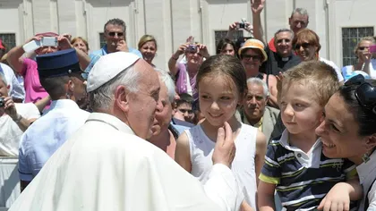Un băieţel orfan din Moldova s-a întâlnit cu Papa Francisc: 