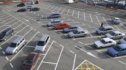 O parcare din Galaţi a fost asfaltată după forma unei maşini pentru că proprietarul nu a fost de găsit FOTO