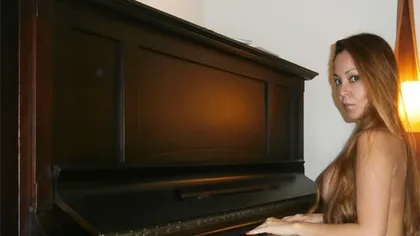 Încălzită de fotbal. Suzy Pianista cântă topless imnul lui Corinthians VIDEO