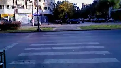 ŞTIREA TA: Un bărbat, aproape călcat de maşină chiar pe trecerea de pietoni VIDEO