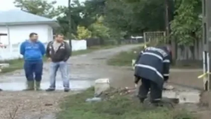 Pompierii muncesc, sătenii se uită. Într-o comună din Vaslui, localnicii ajută autorităţile cu privirea VIDEO