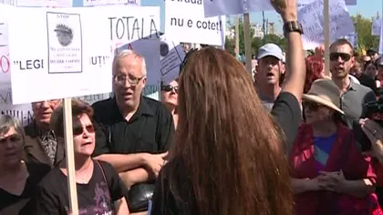 Protest împotriva maidanezilor în Parcul Izvor. Mamei copilului UCIS de câini i s-a făcut rău la miting