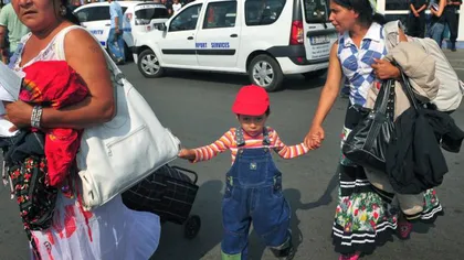 Franţa CEDEAZĂ: Parisul, de acord cu integrarea romilor în ŢĂRILE DE REZIDENŢĂ, nu doar în cele de origine
