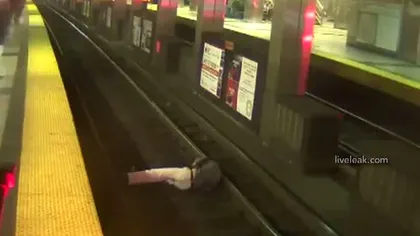 Şi-a băut minţile, dar a avut zile. Un beţiv căzut pe şinele de metrou a fost salvat de pasageri VIDEO