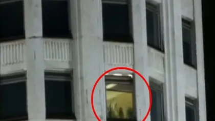 Scene FIERBINŢI surprinse de un cameraman amator în clădirea guvernului rus VIDEO