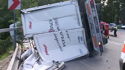 Accident spectaculos în Argeş: Un TIR  s-a răsturnat peste două maşini VIDEO