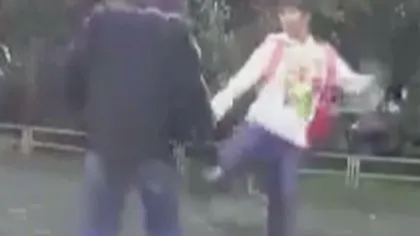 Aşa-i trebuie! Vezi cum pune la punct o tânără un derbedeu care atacă o femeie pe stradă VIDEO