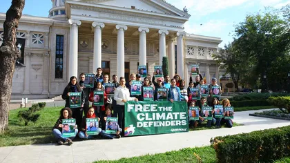 Protest Greenpeace de solidaritate în Bucureşti pentru eliberarea activiştilor organizaţiei reţinuţi în Rusia