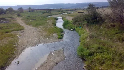 Unda de poluare cu combustibil de pe râul Târgului a fost oprită în zona Clucereasa, lângă Mioveni