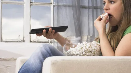 Cum să combaţi reclamele de la TV: Mănâncă floricele de porumb