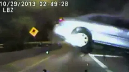 Urmărire ca în filme în SUA: Şoferul a pierdut controlul volanului şi a intrat în parapet VIDEO